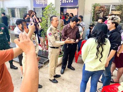 Kepolisian Kamboja dan Imigrasi Kamboja mengevakuasi 34 WNI asal Sulawesi Utara dari Poipet ke Phnom Penh, 12 Desember 2022. Dok Kemlu