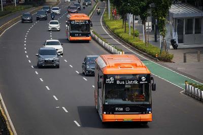 Bus Listrik Transjakarta melintas di Jalan Jenderal Sudirman, Jakarta, 12 Juni 2022. TEMPO/M Taufan Rengganis