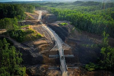 Proses pembangunan jalan lingkar Sepaku segmen 2 di lokasi Ibu Kota Negara (IKN) Nusantara di Penajam Paser Utara, Kalimantan Timur, 4 Oktober 2022. ANTARA/Rivan Awal Lingga