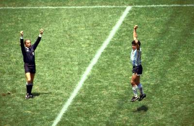 Pemain Argentina Diego Maradona (kanan) saat Final Piala Dunia melawan Jerman Barat, 1986. Images/via REUTERS