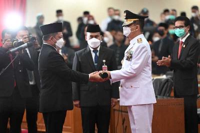 Menteri Dalam Negeri Muhammad Tito Karnavian (kiri) saat melantik Achmad Marzuki sebagai Pj. Gubernur Aceh, pada Rapat Paripurna DPRA di Gedung DPRA, Banda Aceh, 6 Juli 2022. Dok acehprov.go.id