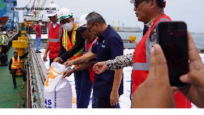 Menteri Perdagangan Zulkifli Hasan meninjau suplai beras untuk Cadangan Beras Pemerintah (CBP) bersama Kepala Badan Pangan Nasional Arief Prasetyo Adi dan Direktur Utama Bulog Budi Waseso di Pelabuhan Tanjung Priok, Jakarta Utara, pada Jumat, 16 Desember 2022.