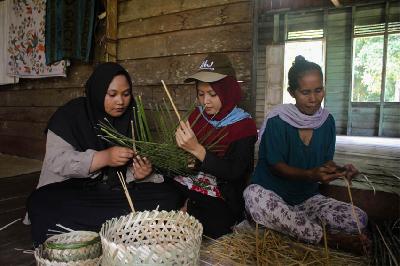 Warga membuat kerajinan tangan dari bambu di Kabupaten Kepulauan Meranti, Riau. bokor.desa.id