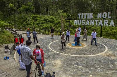 Pengunjung lokasi titik nol Ibu Kota Negara Nusantara di Kecamatan Sepaku, Kabupaten Penajam Paser Utara, Kalimantan Timur, 17 Agustus 2022. ANTARA/Bayu Pratama S