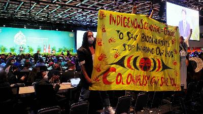 Masyarakat Adat melakukan aksi protes selama pidato Perdana Menteri Kanada Justin Trudeau pada pembukaan COP15, di Montreal, Quebec, Kanada, 6 Desember 2022/REUTERS/Christinne Muschi
