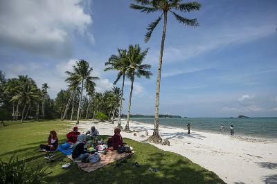 Wisatawan bercengkerama di Pantai Teluk Lagoi, Bintan, Kepulauan Riau. ANTARA/Aditya Pradana Putra