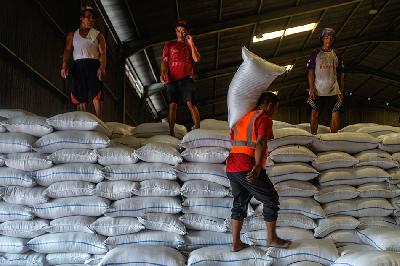 Pekerja melakukan bongkar muat beras di gudang Bulog Kelapa Gading, Jakarta, 25 November 2022. TEMPO/Tony Hartawan