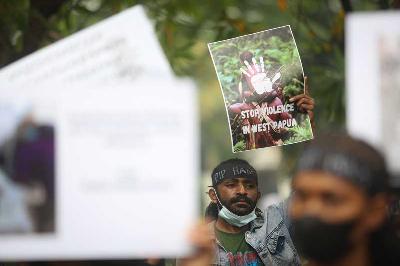 Massa aksi berunjuk rasa mendesak Komnas HAM melakukan investigasi peristiwa kemanusiaan Papua di kantor Komnas HAM, Jakarta, 7 September 2022. TEMPO/Hilman Fathurrahman W