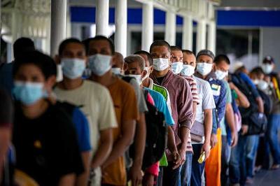 Pekerja migran Indonesia yang baru tiba di Pelabuhan Internasional Batam Centre, Batam, Kepulauan Riau. ANTARA/M N Kanwa