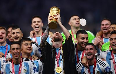 Pemain Argentina Lionel Messi mengangkat tropi Piala Dunia usai mengalahkan Prancis dalam final Piala Dunia 2022 di Lusail Stadium, Lusail, Qatar, 18 Desember 2022. REUTERS/Kai Pfaffenbach