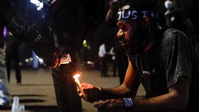 A demonstrator holds a candle during a protest to demand justice following the mutilation of four civilians near National Monument in Jakarta, September 16.
REUTERS/Ajeng Dinar Ulfiana
