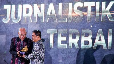 Former National Press Council Chairman Bagir Manan (left) presents an award of recognition to Koran Tempo daily’s journalist Agung Sedayu during the Press Council Award in Bandung, West Java, on Tuesday, December 13. With the theme Thriving Journalism for Nation’s Civilization, the 2022 Press Council Award was held to give appreaciation to the media publications for their journalistic works.
Antara/Raisan Al Farisi
