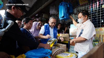 Menteri Perdagangan Zulkifli Hasan melakukan sidak ke Pasar Tos 3000 di Batam, Kepulauan Riau, Sabtu, 17 Desember 2022.