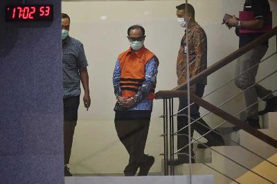 Hakim MA, Gazalba Saleh (tengah) resmi memakai rompi tahanan setelah menjalani pemeriksaan di gedung Komisi Pemberantasan Korupsi, Jakarta, 8 Desember 2022. TEMPO/Imam Sukamto