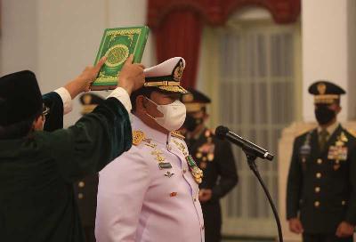 Laksamana Yudo Margono saat dilatik sebagai Panglima TNI oleh Presiden Joko Widodo di Istana Negara, Jakarta, 19 Desember 2022. TEMPO/Subekti