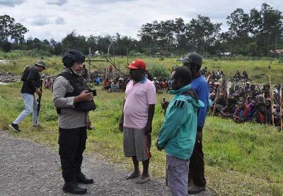 Kapolres Jayawijaya AKBP Dominggus Rumaropen (kiri) saat menenangkan massa karena aksi pembakaran rumah yang dilakukan oleh warga bertempat di Kampung Wouma, 30 Maret 2021. Dok Humas Polda Papua