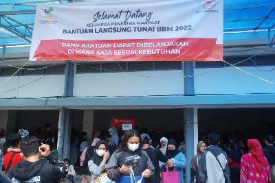 Warga antre mencairkan BLT sesuai kelurahan di Kantor Pos Asia Afrika, Bandung, Jawa Barat, 15 September 2022. TEMPO/Prima Mulia