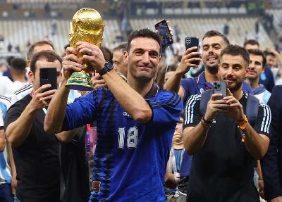 Pelatih Argentina Leonel Scaloni mengangkat trofi Piala Dunia di Stadion Lusail , Lusail, Qatar, 18 Desember 2022. REUTERS/Hannah Mckay
