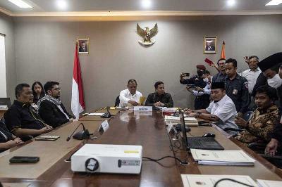 Suasana mediasi antara pemohon dari Partai Ummat yang diwakili ketua umumnya Ridho Rahmadi (kedua kiri) dengan termohon KPU yang diwakili Komisioner KPU Mochamad Afifuddin (kedua kanan) di Kantor Bawaslu, Jakarta, 19 Desember 2022. ANTARA/Aprillio Akbar