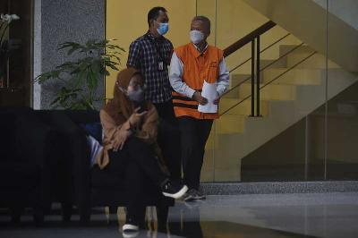 Hakim Mahkamah Agung, Sudrajad Dimyati (kanan) setelah menjalani pemeriksaan perdana pasca penahanan di gedung Komisi Pemberantasan Korupsi, Jakarta, 12 Oktober 2022. TEMPO/Imam Sukamto
