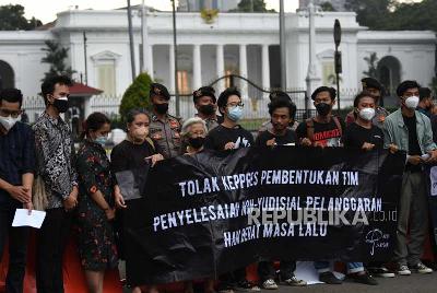 Aksi Kamisan ke-745 terkait penolakan pembentukan Tim PPHAM di seberang Istana Merdeka, Jakarta. ANTARA/Aditya Pradana Putra