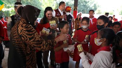 Menteri Sosial Tri Rismaharini bercengkrama dengan anak anak penari Pendet pada Puncak peringatan Hari Kesetiakawanan Sosial Nasional (HKSN) dan Hari Disabilitas Internasional (HDI) di Klungkung, Bali.