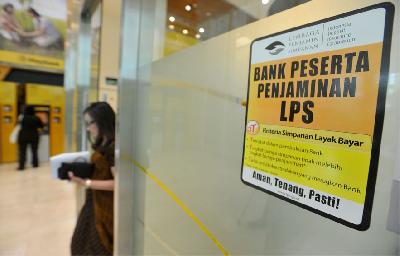 Seorang nasabah keluar dari sebuah bank swasta yang dijamin Lembaga Penjamin Simpan (LPS), di Jakarta, 2019. ANTARA/Audy Alwi