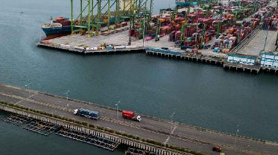 Aktivitas bongkar muat peti kemas di Pelabuhan New Priok Container Terminal One, Jakarta, 10 November 2022. Tempo/Tony Hartawan