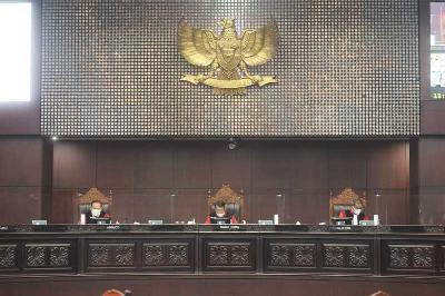 Ketua Mahkamah Konstitusi Anwar Usman (tengah) memimpin sidang putusan UU Cipta Kerja di Mahkamah Konstitusi, Jakarta, 25 November 2021. Dok Tempo/Muhammad Hidayat