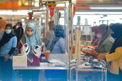 Pekerja menyelesaikan produk alas kaki di Tangerang Selatan, Banten, 13 September 2022. Tempo/Tony Hartawan