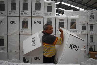 Petugas mengumpulkan kotak berisi logistik dan surat suara di gudang logistik KPU Kabupaten Bandung di Desa Gandasari, Kecamatan Katapang, 2019. TEMPO/Prima Mulia