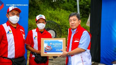 Direktur Utama Pertamina Patra Niaga, Alfian Nasution memberikan bingkisan Natal 20222 dan Tahun Baru 2023 kepada pegawai SPBU Pertamina.