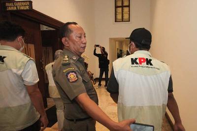 Penyidik dari Komisi Pemberantasan Korupsi melakukan penggeledahan di salah satu ruangan di Kantor Gubernur Jawa Timur di Jalan Pahlawan, Surabaya, Jawa Timur, 21 Desember 2022. ANTARA/Didik Suhartono