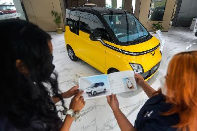 Calon pembeli melihat kendaraan listrik Wuling Air EV di Wuling Center kawasan Pondok Indah, Jakarta, 2 Desember 2022. TEMPO/Tony Hartawan
