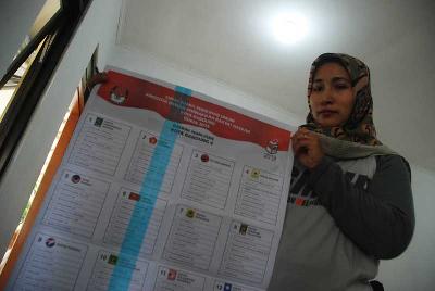 Petugas menunjukan surat suara saat proses sortir dan pelipatan surat suara pemilu legislatif di Bandung, Jawa Barat, 2019. TEMPO/Prima Mulia