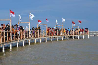 Pantai Kejawanan, Cirebon, Jawa Barat. Tempo/Ivansyah