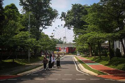 Warga berwisata di Taman Mini Indonesia Indah (TMII), Jakarta, 21 Desember 2022. TEMPO / Hilman Fathurrahman W