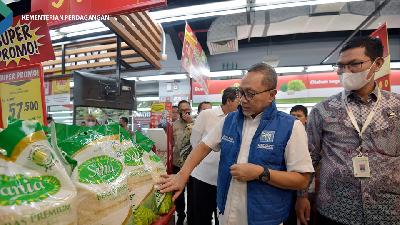 Menteri Perdagangan Zulkifli Hasan memantau stok dan harga bapok di Superindo di Jalan Pajajaran dan di Pasar Kebon Kembang di Bogor, Jawa Barat, Jumat, 23 Desember 2022.
