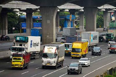 Kendaraan truk melintas di ruas tol Jakarta - Cikampek,  kawasan Pekayon, Kota Bekasi, Jawa Barat, 23 Desember 2022. Tempo/Tony Hartawan