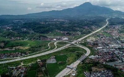 Pekerja menyelesaikan perbaikan badan Jalan Tol Cisumdawu di Pamulihan, Kabupaten Sumedang, Jawa Barat, 7 November 2022. ANTARA/Raisan Al Farisi
