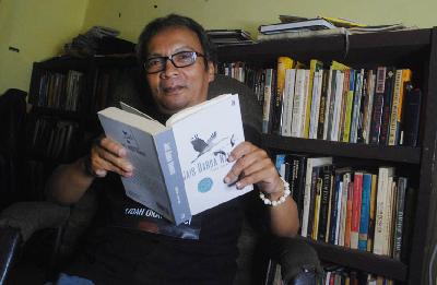 Ahda Imran, penyair dan penulis novel di ruang kerjanya di Padalarang, Kabupaten Bandung Barat, Jawa Barat, 22 Desember 2022. TEMPO/Prima Mulia