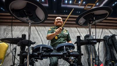Kepala Staf Angkatan Darat Jenderal TNI Dudung Abdurachman menabuh drum di Markas Besar Angkatan Darat, Jakarta, 21 Desember 2022. TEMPO/Tony Hartawan