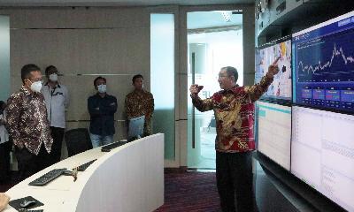 Pelaksana tugas Kepala Bappebti Didid Noordiatmoko (kiri) menghadiri Soft Launching Perdagangan Pasar Fisik Emas Digital di Dalam Bursa yang diselenggarakan oleh Bursa Berjangka Jakarta, pada 18 Juli 2022. Foto: Bappebti