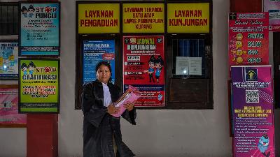 Pengacara Lembaga Bantuan Hukum Apik Joan Patricia Walu Sudjiati Riwu Kaho di Kupang, Nusa Tenggara Timur, 15 Desember 2022. TEMPO/Tony Hartawan
