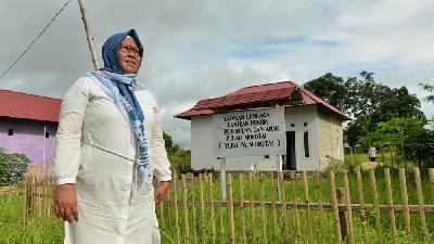 Pendiri Yayasan Lembaga Bantuan Hukum Perempuan dan Anak (LBH PA), Tawaja Ramzia Djanoan, di Pulau Morotai, Maluku Utara, 19 Desember 2022. Tempo/ Febri Angga Palguna 