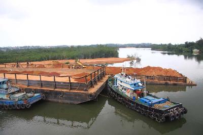 Kapal tongkang menampung biji bauksit siap ekspor di Sungai Carang, Tanjungpinang, Kepulauan Riau. ANTARA