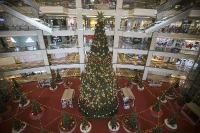 Pengunjung melihat dekorasi pohon Natal di Mal Taman Anggrek, Jakarta. Dok Tempo/Muhammad Hidayat
