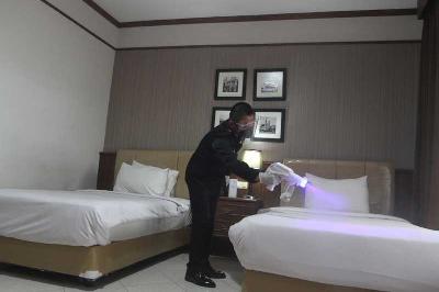Karyawan menyemprotkan disinfektan di sebuah kamar yang akan digunakan tamu di Hotel Pelangi, Malang, Jawa Timur, 24 November 2022.  ANTARA/Ari Bowo Sucipto