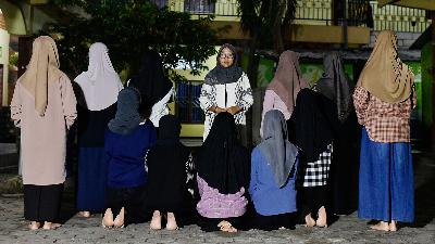 Women’s Crisis Center Executive Director Ana Abdillah poses for photograph with female students of the As Sa’idiyyah 2 Bahrul Ulum Islamic Boarding School in Tambak Beras, Jombang, East Java, December 15.
TEMPO/Imam Sukamto
