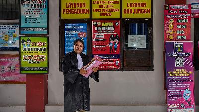 APIK Legal Aid Institute’s lawyer Joan Patricia Walu Sudjiati Riwu Kaho shows a bundle of documents as she gives a special interview to a Tempo team in Kupang, East Nusa Tenggara, December 15.
Tempo/Tony Hartawan
